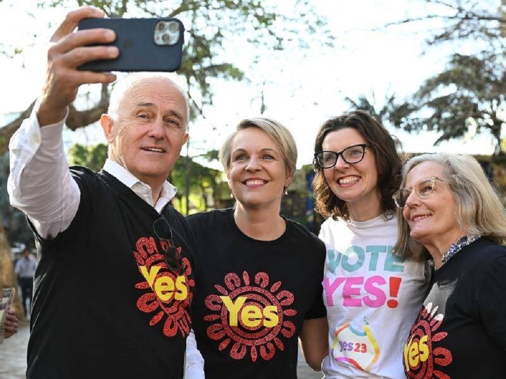 Malcolm Turnbull wears Yes t shirt